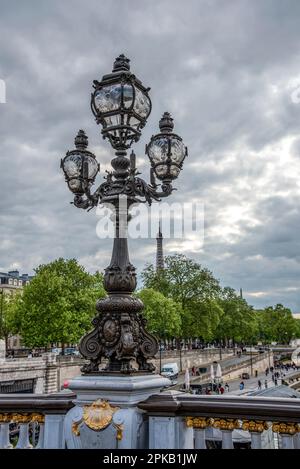 Klassizistische Straßenbeleuchtung auf der Brücke Alexandre III, Paris, Frankreich Stockfoto