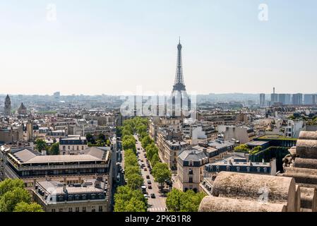 Panoramablick vom Triumphbogen nach Süden zum Eiffelturm, Paris, Frankreich Stockfoto