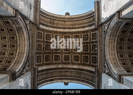 Triumphbogen im Sommer in Paris, Frankreich Stockfoto