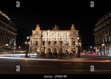 Berühmte Pariser Oper bei Nacht, Lichter des Verkehrs, der um, Frankreich führt Stockfoto