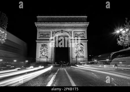 Nächtlicher Verkehr auf den Champs-Elysees, Arc de Triomph im Hintergrund, Paris, Frankreich Stockfoto