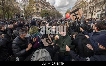 Gewalttätiger Zusammenstoß der französischen Polizei mit Demonstranten am 11. Tag der französischen Rentenstreiks. Stockfoto