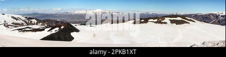 Panorama der verschneiten Landschaft auf Fimmvoerduhals Wanderweg, Hochland von Island Stockfoto