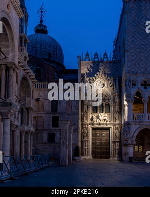 Leerer Markusplatz und beleuchtete Basilika am frühen Morgen, Venedig, Italien Stockfoto