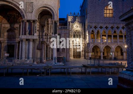 Leerer Markusplatz und beleuchtete Basilika am frühen Morgen, Venedig, Italien Stockfoto