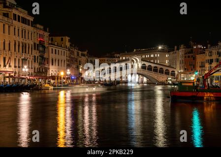 Rialtobrücke vom Canal Grande bei Nacht, Venedig, Italien Stockfoto