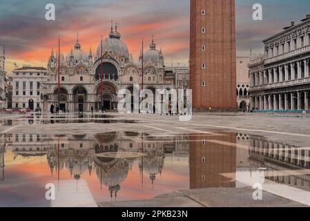 Der Markusplatz in Venedig bei schlechtem Wetter und hohem Gezeiten, Italien Stockfoto