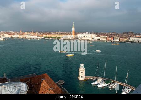 Der Markusplatz in Venedig bei schlechtem Wetter und hoher Flut, Blick vom Campanile di San Giorgio, Italien Stockfoto
