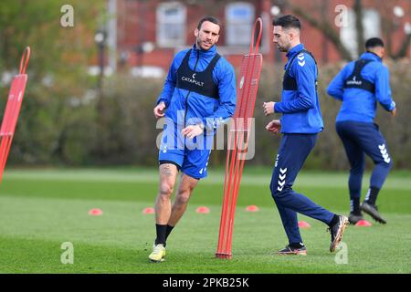 Liam Hogan (Captain) vom Oldham Athletic Association Football Club während des Oldham Athletic Trainings in Chapel Road, Oldham am Donnerstag, den 6. April 2023. (Foto: Eddie Garvey | MI News) Kredit: MI News & Sport /Alamy Live News Stockfoto