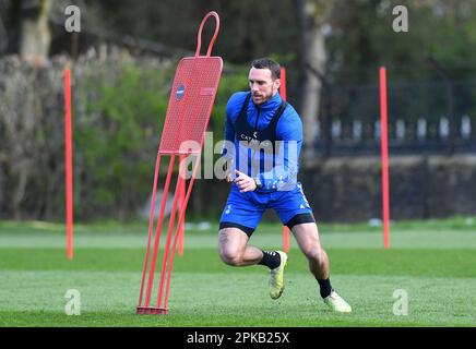 Liam Hogan (Captain) vom Oldham Athletic Association Football Club während des Oldham Athletic Trainings in Chapel Road, Oldham am Donnerstag, den 6. April 2023. (Foto: Eddie Garvey | MI News) Kredit: MI News & Sport /Alamy Live News Stockfoto