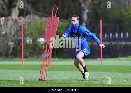 Liam Hogan (Captain) vom Oldham Athletic Association Football Club während des Oldham Athletic Trainings in Chapel Road, Oldham am Donnerstag, den 6. April 2023. (Foto: Eddie Garvey | MI News) Kredit: MI News & Sport /Alamy Live News Stockfoto