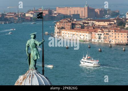 St. George Statue auf dem Dom der Kirche San Giorgio Maggiore in Venedig, Italien Stockfoto