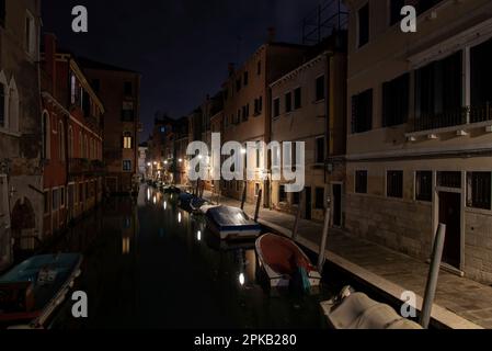 Friedlicher Kanal in Cannaregio bei Nacht, Venedig, Italien Stockfoto