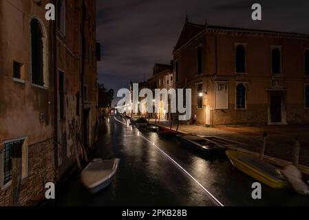 Friedlicher Kanal in Cannaregio bei Nacht, Venedig, Italien Stockfoto