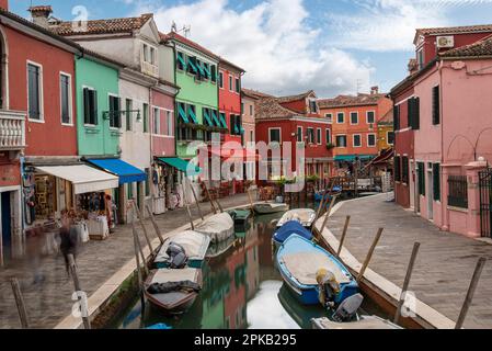 Bunte Häuser am Rio Pontinello auf der Insel Burano, Venedig, Italien Stockfoto