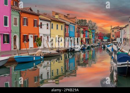 Bunte Häuser in Burano unter einem malerischen Himmel, Insel Venedig, Italien Stockfoto