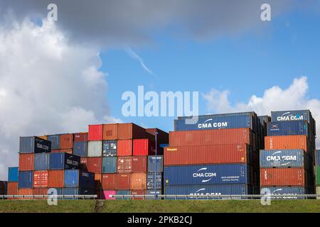 Duisburg, Nordrhein-Westfalen, Deutschland - Container im Hafen von Duisburg, Containerhafen, Duisport Logport, im Hafen von Duisburg am Rhein, zwei der weltweit größten Containerschifffahrtsgesellschaften, CMA CGM und NYK (Nippon Yusen Kabushiki Kaisha), betreiben das Trimodalterminal Duisburg, D3T, Zusammen mit Duisport am Logistikzentrum des Loghafens in Duisburg-Rheinhausen. Stockfoto