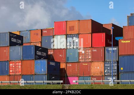 Duisburg, Nordrhein-Westfalen, Deutschland - Container im Hafen von Duisburg, Containerhafen, Duisport Logport, im Hafen von Duisburg am Rhein, zwei der weltweit größten Containerschifffahrtsgesellschaften, CMA CGM und NYK (Nippon Yusen Kabushiki Kaisha), betreiben das Trimodalterminal Duisburg, D3T, Zusammen mit Duisport am Logistikzentrum des Loghafens in Duisburg-Rheinhausen. Stockfoto