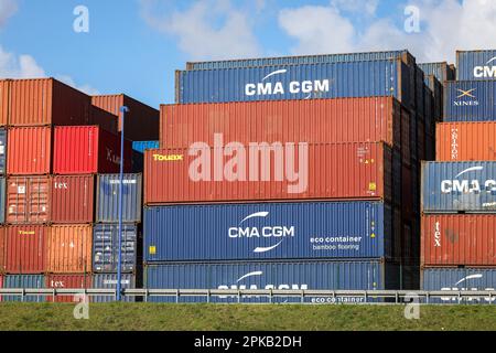 Duisburg, Nordrhein-Westfalen, Deutschland - Container im Hafen von Duisburg, Containerhafen, Duisport Logport, im Hafen von Duisburg am Rhein, zwei der weltweit größten Containerschifffahrtsgesellschaften, CMA CGM und NYK (Nippon Yusen Kabushiki Kaisha), betreiben das Trimodalterminal Duisburg, D3T, Zusammen mit Duisport am Logistikzentrum des Loghafens in Duisburg-Rheinhausen. Stockfoto