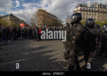 Gewalttätiger Zusammenstoß der französischen Polizei mit Demonstranten am 11. Tag der französischen Rentenstreiks. Stockfoto