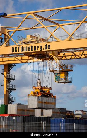 Duisburg, Nordrhein-Westfalen, Deutschland - Container am Hafen Duisburg, hier am DKT Duisburg Komiterminal, werden auf einen Güterzug verladen Stockfoto