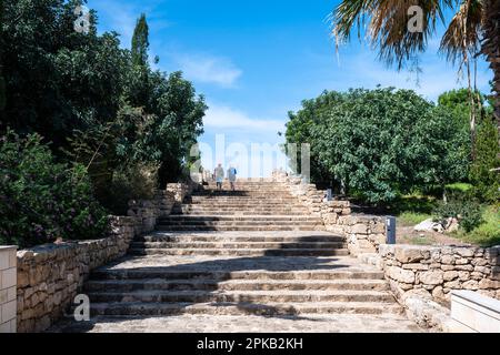 Paphos, Paphos-Viertel, Zypern - 23. März 2023 - Treppe zur historischen Stätte Nea Paphos Stockfoto