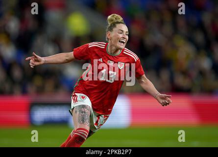 Rachel Rowe von Wales feiert beim Women's International Friendly im Cardiff City Stadium in Wales das vierte Tor seiner Mannschaft. Foto: Donnerstag, 6. April 2023. Stockfoto