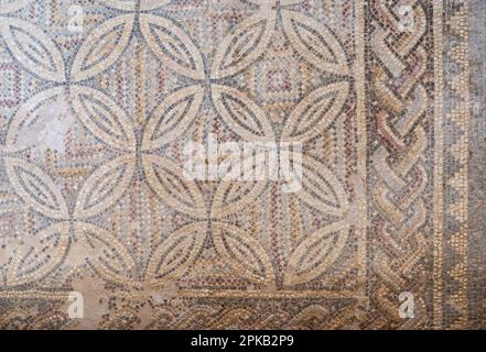 Paphos, Paphos-Viertel, Zypern - 23. März 2023 - dekorierte Böden mit Mosaikfliesen mit antiker griechischer Mythologie Stockfoto