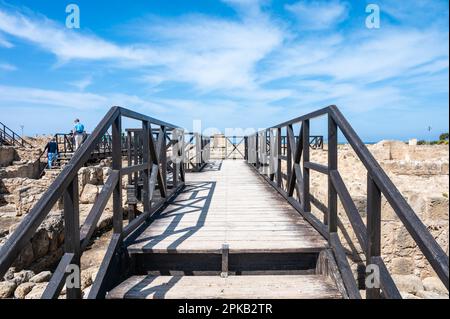 Paphos, Paphos-Viertel, Zypern - 23. März 2023 - Holztreppe und Wanderweg am Nea Paphos UNESCO-Weltkulturerbe Stockfoto