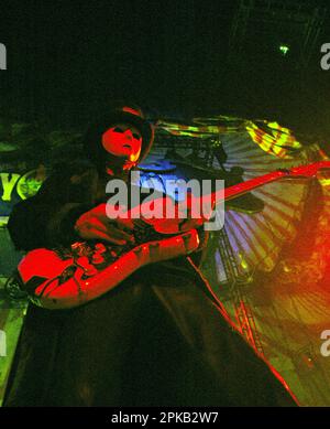 **DATEIFOTO** Mick Mars Sues Motley Crue. FEBRUAR 20: Mick Mars von Motley Crue tritt im Bi-Lo Center in Greenville, South Carolina, an einem der ersten Termine der Carnival of Sins Tour am 20. Februar 2005 auf. KREDIT: Chris McKay/MediaPunch Stockfoto