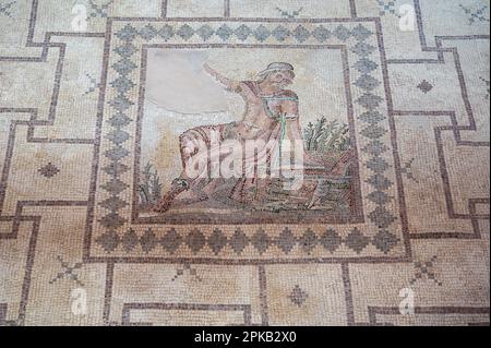 Paphos, Paphos-Viertel, Zypern - 23. März 2023 - dekorierte Böden mit Mosaikfliesen mit antiker griechischer Mythologie in Nea Paphos Stockfoto