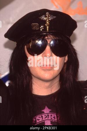 **DATEIFOTO** Mick Mars Sues Motley Crue. UNIVERSAL CITY, CA - 6. SEPTEMBER: Motley Crue's Mick Mars nimmt am 6. September 1990 an den siebten jährlichen MTV Video Music Awards im Universal Amphitheatre in Universal City, Kalifornien Teil. Kredit: Ralph Dominguez/MediaPunch Stockfoto