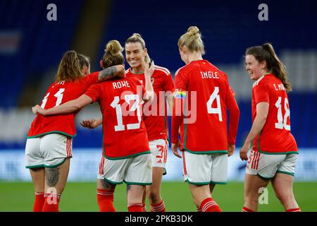 Cardiff, Großbritannien. 06. April 2023. Cardiff, Wales, April 6. 2023: Rachel Rowe (13 Wales) feiert mit Teamkollegen, nachdem sie das vierte Tor ihres Teams während des International Friendly Football Match zwischen Wales und Nordirland im Cardiff City Stadium in Cardiff, Wales, erzielt hat. (James Whitehead/SPP) Kredit: SPP Sport Press Photo. Alamy Live News Stockfoto