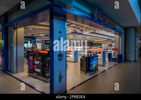 Paphos, Zypern, 27. März 2023 - Duty-Free-Shop am Paphos International Airport Stockfoto