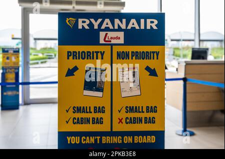 Paphos, Zypern, 27. März 2023 - Ryanair unterschreiben für Priority- und Non-Priority-Passagiere Stockfoto