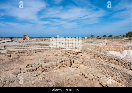 Paphos, Paphos-Viertel, Zypern - 23. März 2023 - Landschaftsblick über die historische Stätte von Nea paphos Stockfoto