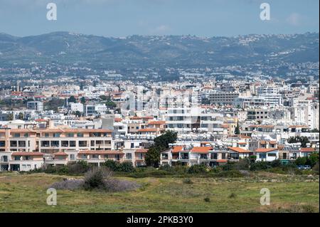 Paphos, Paphos District, Zypern - 23. März 2023 - Skyline über Ferienwohnungen an der Küste Stockfoto