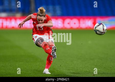Rachel Rowe von Wales kreuzt den Ball während des Women's International Friendly Match Wales Women vs Northern Ireland Women im Cardiff City Stadium, Cardiff, Großbritannien, 6. April 2023 (Foto: Craig Thomas/News Images) Stockfoto