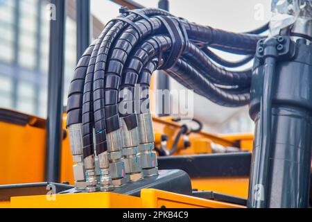 Hydrauliksystem der Schwerindustrie. Rohre und Schläuche von Baumaschinen. Stockfoto