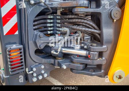 Nahaufnahme der Hydraulikleitungen und -Schläuche der Schwerindustrie. Stockfoto