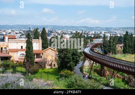 Paphos, Paphos-Viertel, Zypern - 23. März 2023 - Landschaftsblick über den Fabrica-Hügel Stockfoto