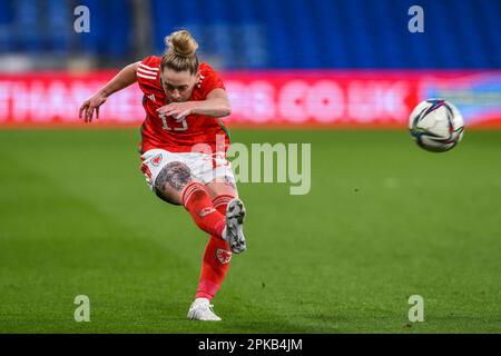 Rachel Rowe von Wales kreuzt den Ball während des Women's International Friendly Match Wales Women vs Northern Ireland Women im Cardiff City Stadium, Cardiff, Großbritannien, 6. April 2023 (Foto von Craig Thomas/News Images) in, 4./6. 2023. (Foto: Craig Thomas/News Images/Sipa USA) Guthaben: SIPA USA/Alamy Live News Stockfoto