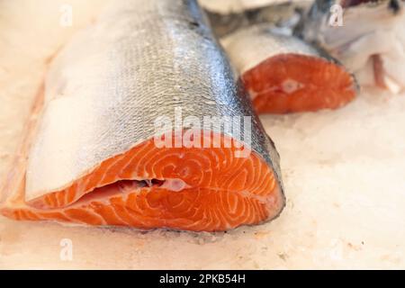 Frischer roher Lachs auf Eis auf dem Bauernmarkt, Nikiti, Sithonia, Griechenland. Selektiver Fokus. Stockfoto