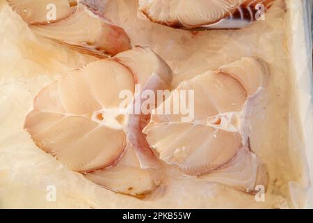 Fischscheiben zum Verkauf auf dem Bauernmarkt, Nikiti, Sithonia, Griechenland. Selektiver Fokus. Stockfoto