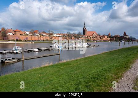 St. Stephanskirche, historische Standmauer, Hansestadt Tangermünde, Sachsen-Anhalt, Deutschland Stockfoto