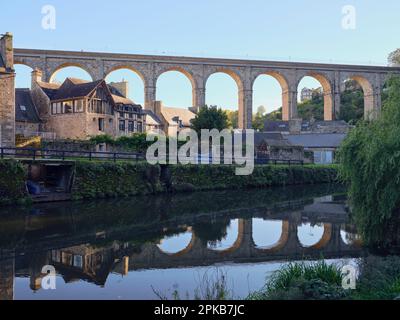 Häuser auf der La Rance unter dem Viadukt Dinan - Departement Cote-d'Armor, Bretagne, Frankreich Stockfoto