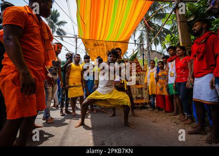 6. April 2023, Bandel, Westbengalen, Indien: Ein Gläubiger führt während einer religiösen Prozession des Bhel Bhel Festivals ein Ritual durch. Bandel Sitala Puja wird in Bandel, Westbengalen, gefeiert, mit Tamilen und bengalischer Gemeinde. Murugan ist in anderen Ländern wie Sri Lanka, Singapur und Malaysia beliebt. Zu den exklusiven Ritualen gehören mehrere einheimische Menschen, die an einem Ritual teilnehmen, bei dem sie ihre Körperhaut, Zunge, Wangen mit einer langen Metallstange und mehrere Haken am Rücken durchbohren, während sie eine Prozession in Richtung Tempel und Feuerspaziergang machen. (Kreditbild: © Saurabh Stockfoto