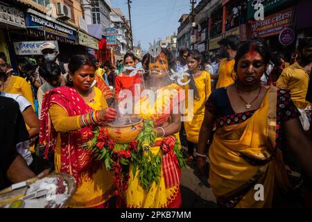 6. April 2023, Bandel, Westbengalen, Indien: Ein Gläubiger führt während einer religiösen Prozession des Bhel Bhel Festivals ein Ritual durch. Bandel Sitala Puja wird in Bandel, Westbengalen, gefeiert, mit Tamilen und bengalischer Gemeinde. Murugan ist in anderen Ländern wie Sri Lanka, Singapur und Malaysia beliebt. Zu den exklusiven Ritualen gehören mehrere einheimische Menschen, die an einem Ritual teilnehmen, bei dem sie ihre Körperhaut, Zunge, Wangen mit einer langen Metallstange und mehrere Haken am Rücken durchbohren, während sie eine Prozession in Richtung Tempel und Feuerspaziergang machen. (Kreditbild: © Saurabh Stockfoto