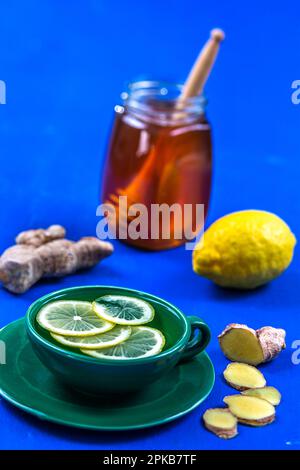 Kräutertee mit Ingwer, Zitrone und Honig in einer Tasse. Stockfoto