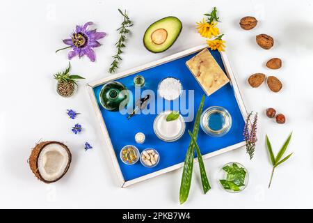 Hausgemachte Pflanzenöle und Kosmetika. Stockfoto